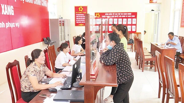 Cán bộ, công chức xã hướng dẫn người dân thực hiện các thao tác nộp hồ sơ trực tuyến tại Trung tâm Phục vụ hành chính công.