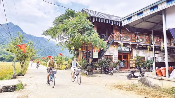 Mai Châu là địa chỉ hấp dẫn du khách quốc tế đến nghỉ dưỡng và trải nghiệm văn hóa.