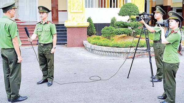 Đại úy Trịnh Hữu Đệ (cầm máy quay) cùng các đồng đội ghi hình phóng sự phục vụ xây dựng chuyên mục An ninh Cà Mau.