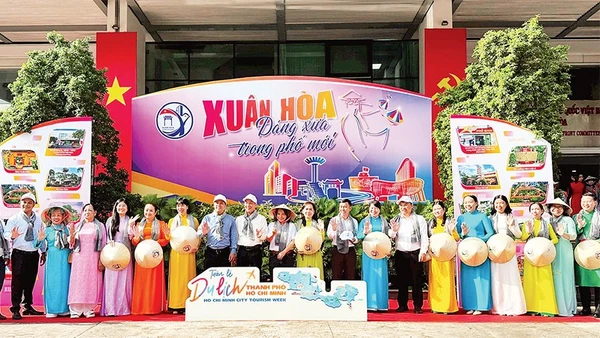 Phường Xuân Hòa ra mắt sản phẩm “Xuân Hòa-Dáng xưa trong phố mới”. (Ảnh LONG TRÌ)