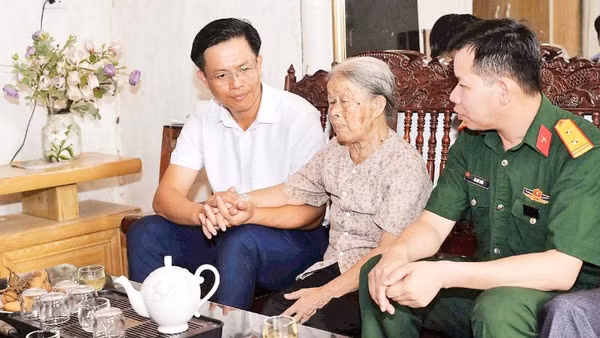 Lãnh đạo Đảng ủy xã Bảo Yên cùng đoàn công tác thăm hỏi, tặng quà bà Trần Thị Thước (mẹ liệt sĩ Hoàng Xuân Cảnh).
