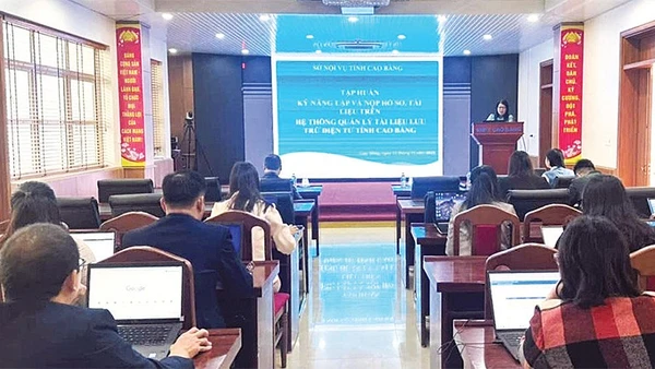 Các học viên trao đổi, xử lý những vướng mắc trong thực hiện nhiệm vụ.