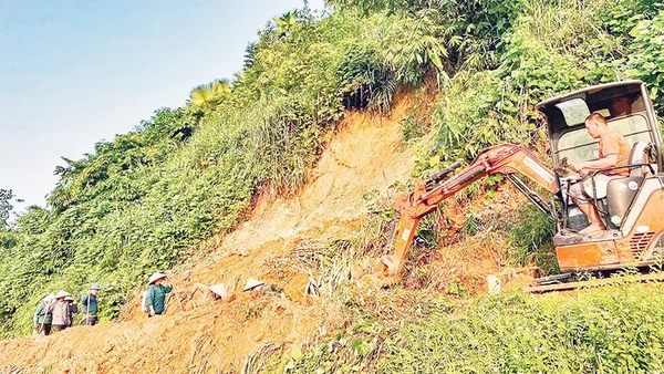 Công ty Trách nhiệm hữu hạn Một thành viên Khai thác thủy lợi Thái Nguyên huy động nhân lực, phương tiện khắc phục sạt lở kênh mương ở xã Định Hóa.