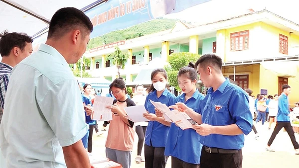 Tỉnh Tuyên Quang thường xuyên tổ chức các phiên giao dịch việc làm, hỗ trợ tư vấn cho người lao động có nhu cầu đi làm việc theo hợp đồng.
