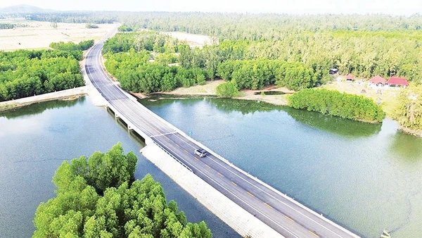 Đường ven biển Dung Quất-Sa Huỳnh đoạn qua xã Lân Phong và Mỏ Cày đã hoàn thành.