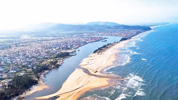 Cửa sông Lý Hòa, xã Đông Trạch, tỉnh Quảng Trị bị cát bịt kín, tàu thuyền không còn lối ra.