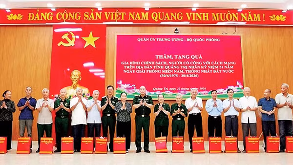 Đồng chí Trung tướng Lê Quang Đạo trao quà tặng các gia đình chính sách, người có công với cách mạng tại phường Quảng Trị (Ảnh HM)
