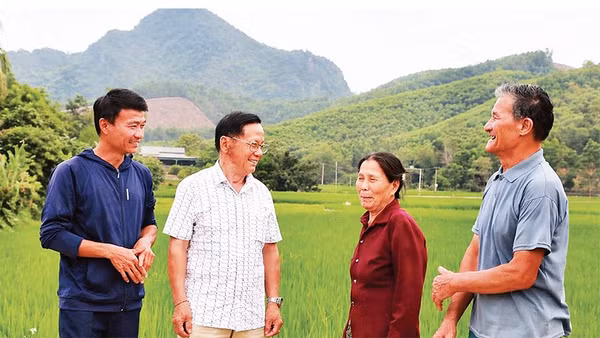 Ông Lục Văn Thành (thứ hai, từ trái sang) và người dân thôn Vĩnh Lợi, xã Như Thanh.