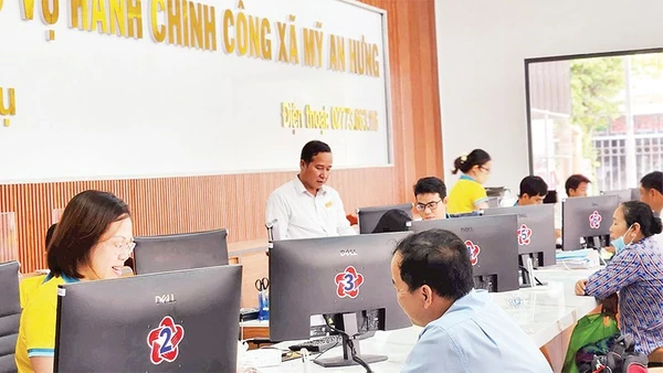 Người dân làm thủ tục hành chính tại Trung tâm Phục vụ hành chính công xã Mỹ An Hưng.