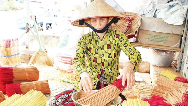 Làng nghề se nhang Bình Đức tất bật cuối năm.