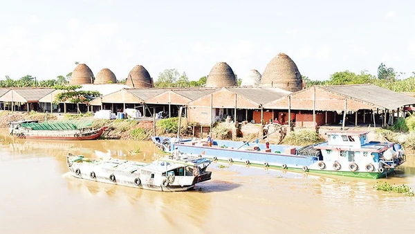 Làng nghề gạch, gốm đỏ Vĩnh Long luôn gắn liền với phát triển du lịch.