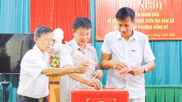 Xã Đồng Hỷ lấy ý kiến người dân xóm Đồng Đình về phương án sáp nhập xóm và tên mới.