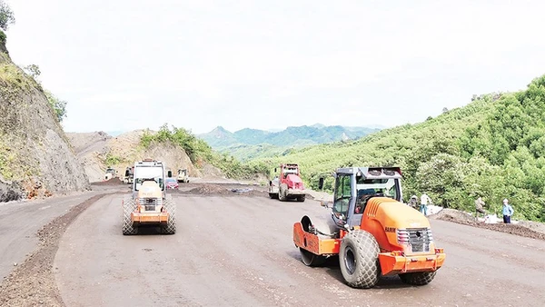 Các đơn vị thi công huy động tối đa nhân lực, máy móc để thi công tuyến đường cao tốc Tuyên Quang-Hà Giang.