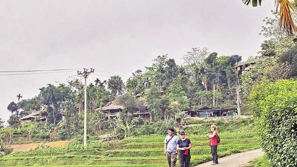 Du khách nước ngoài trải nghiệm, khám phá hệ sinh thái ở Pù Luông, tỉnh Thanh Hóa.