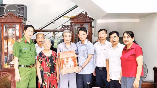 Xã Quang Hưng, tỉnh Hưng Yên tặng quà gia đình người có công với cách mạng trên địa bàn xã.
