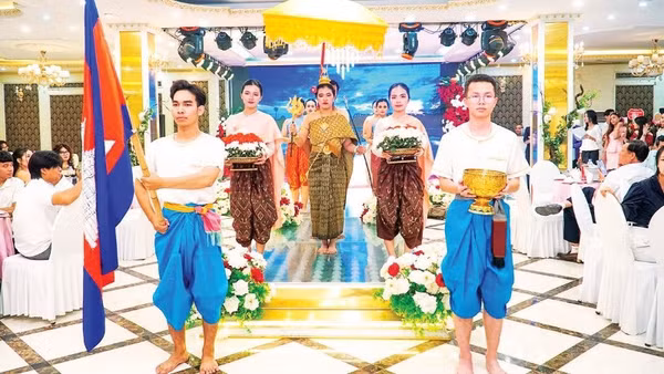 Các lưu học sinh Vương quốc Campuchia vui đón Tết cổ truyền tại Trường đại học Y Dược Thái Bình.