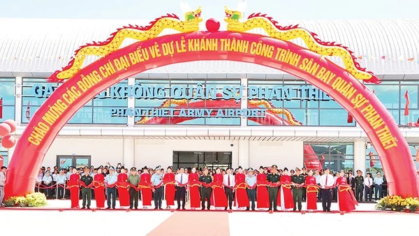 Sân bay quân sự Phan Thiết đưa vào hoạt động, tạo thế trận quốc phòngan ninh vững mạnh, góp phần phát triển kinh tế-xã hội.