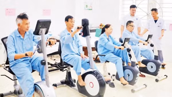 Người bệnh thực hiện các bài tập phục hồi chức năng.
