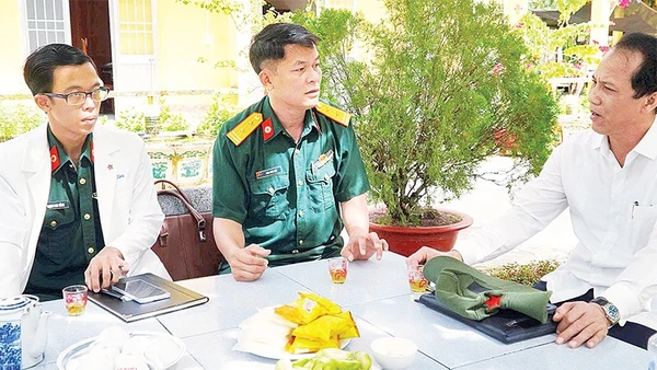 Lãnh đạo Sở Y tế tỉnh An Giang lắng nghe những khó khăn của các y, bác sĩ của Bệnh xá quân-dân y Thổ Châu.