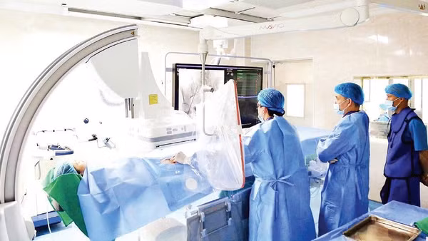 Bệnh nhân được triển khai can thiệp bằng hệ thống DSA mới tại Bệnh viện Đa khoa tỉnh Quảng Ninh.
