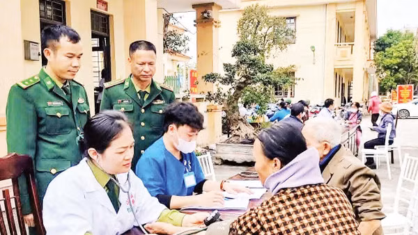 Bộ đội Biên phòng tỉnh Hưng Yên tổ chức khám bệnh, phát thuốc miễn phí cho người dân ven biển.