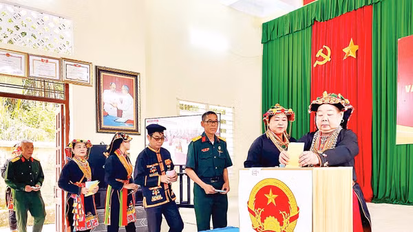 Cử tri xã vùng cao Tây Yên Tử, Bắc Ninh tham gia bỏ phiếu bầu cử. 