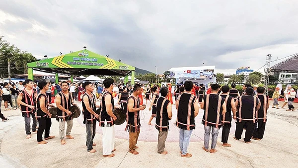 Không gian văn hóa cồng chiêng thu hút đông đảo du khách thưởng thức và trải nghiệm.