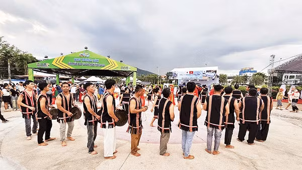 Không gian văn hóa cồng chiêng thu hút đông đảo du khách thưởng thức và trải nghiệm.