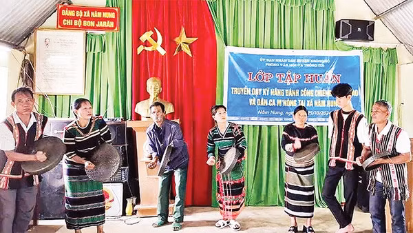 Các loại hình văn hóa phi vật thể không chỉ được bảo tồn, mà còn được “đưa vào đời sống” thông qua các lớp truyền dạy, hoạt động sinh hoạt cộng đồng và phục vụ du lịch. (Ảnh MẪN DOANH)