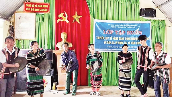 Các loại hình văn hóa phi vật thể không chỉ được bảo tồn, mà còn được “đưa vào đời sống” thông qua các lớp truyền dạy, hoạt động sinh hoạt cộng đồng và phục vụ du lịch. (Ảnh MẪN DOANH)