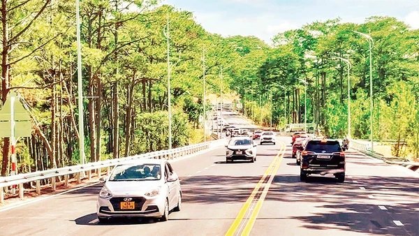 Lâm Đồng chủ động nâng cấp hệ thống giao thông đường bộ, bảo đảm thuận lợi cho du khách trong thời gian sân bay Liên Khương tạm đóng cửa.