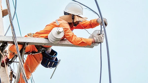 Công nhân Công ty Điện lực Đắk Lắk sửa chữa, cải tạo lưới điện.