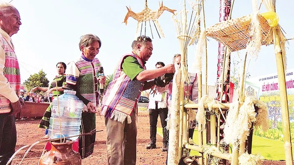 Các già làng thực hiện nghi thức trong Lễ cúng bến nước của đồng bào Mạ, xã Quảng Khê, tỉnh Lâm Đồng.