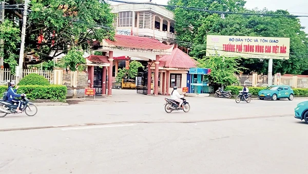 Trường phổ thông vùng cao Việt Bắc được đầu tư, nâng cấp, tăng quy mô, chất lượng nuôi, dạy học sinh người dân tộc thiểu số.