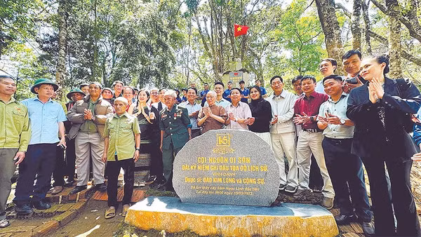 Các chuyên gia, chính quyền địa phương và đoàn viên, thanh niên tham gia hành trình “Về với cội nguồn di sản sâm Ngọc Linh”.