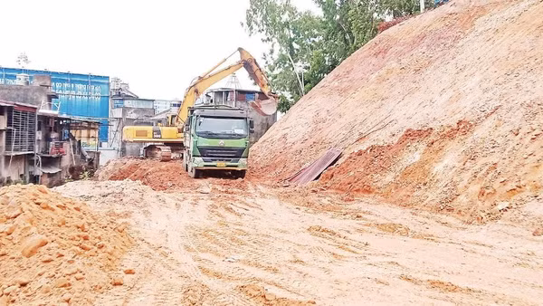 Sạt lở tại đồi ông Đống ở tổ 52, phường Phan Đình Phùng được khắc phục, bảo đảm an toàn tính mạng, tài sản của người dân ở dãy phố bên dưới.