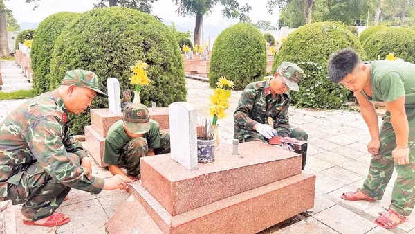 Sau khi hoàn thành lấy mẫu, cán bộ, chiến sĩ Bộ Chỉ huy quân sự tỉnh Điện Biên lại tỉ mỉ hoàn nguyên từng phần mộ, bảo đảm trang nghiêm, cẩn trọng.