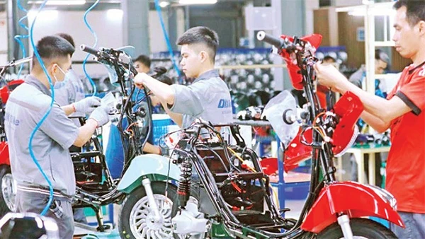 Hoạt động sản xuất tại Công ty trách nhiệm hữu hạn Một thành viên Xe điện DK Việt Nhật.