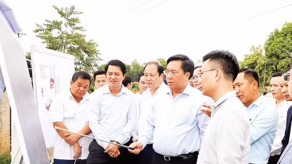 Chủ tịch Ủy ban nhân dân tỉnh Trần Duy Đông kiểm tra việc giải phóng mặt bằng dự án Khu công nghiệp Đoan Hùng. 