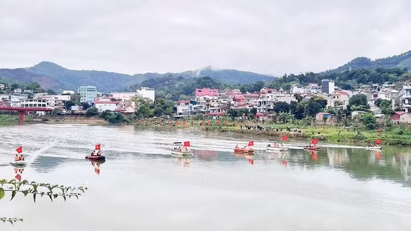 Giải đua sup trên sông Bằng được Ủy ban nhân dân phường Thục Phán tổ chức hằng năm nhằm quảng bá điểm đến, thu hút du khách đến Cao Bằng. 