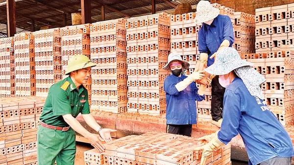 Cựu chiến binh Lưu Công Ruyên (bên trái) nỗ lực vươn lên tạo dựng mô hình phát triển kinh tế cho gia đình và duy trì việc làm thường xuyên lao động là con em hội viên cựu chiến binh, nhân dân địa phương. 