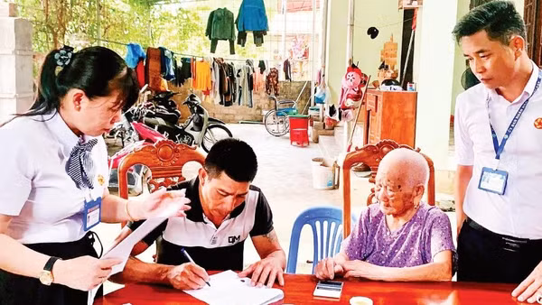 Cán bộ Trung tâm Phục vụ hành chính công xã Cốc San đến tận nhà hỗ trợ người yếu thế thực hiện thủ tục hành chính.