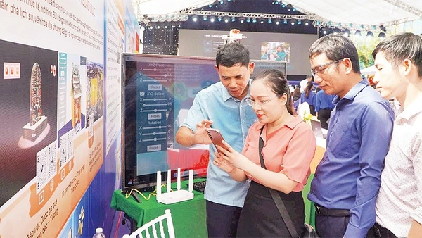 Người dân trải nghiệm tại Ngày hội chuyển đổi số phường Hương Trà năm 2025.