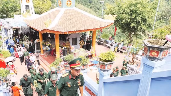 Các cựu chiến binh về chiến trường xưa, tri ân đồng đội tại Đền thờ các Anh hùng liệt sĩ mặt trận Vị Xuyên.