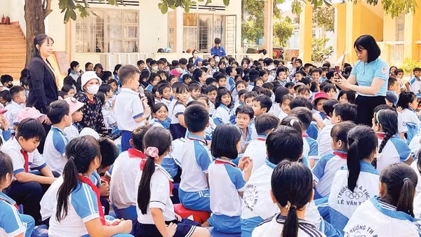 Buổi tuyên truyền thu hút đông đảo giáo viên và các em học sinh tham gia. 