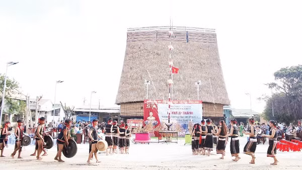 Đồng bào dân tộc Ba Na tổ chức lễ hội truyền thống tại không gian nhà rông văn hóa làng Kon Rơ Bang 2.