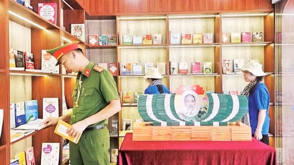 Phòng đọc sách được bố trí trong khuôn viên Khu di tích Kim Liên với hơn 800 cuốn sách thuộc nhiều lĩnh vực phong phú. (Ảnh ĐÌNH PHƯỢNG)