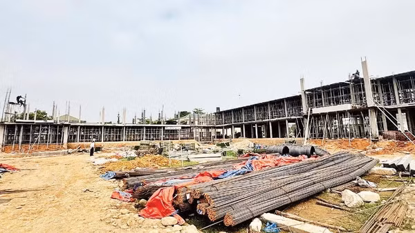 Đơn vị thi công chủ động nguyên vật liệu, sẵn sàng hoàn thiện các hạng mục dự án trường nội trú liên cấp trên địa bàn.