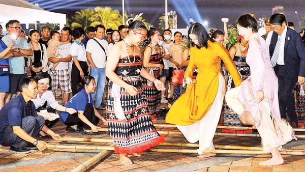 Lãnh đạo thành phố cùng Tổng lãnh sự Nhật Bản tại thành phố Đà Nẵng Mori Takero và Phu nhân trải nghiệm văn hóa tại Lễ hội Việt Nam-Nhật Bản thành phố Đà Nẵng năm 2025.