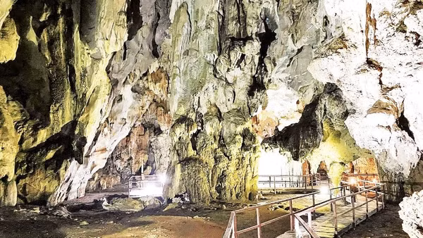 Một góc hang Sơn Kiều, nơi còn lưu giữ nhiều dấu tích và kỷ vật của Bộ đội Trường Sơn.